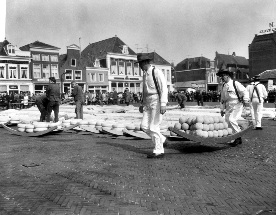 Kaasdragers op kaasmarkt in Alkmaar, Bestanddeelnr 919-0607