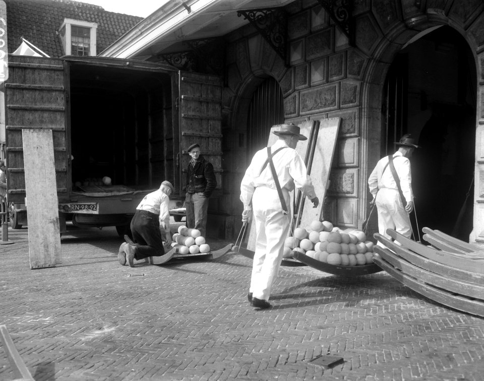 Kaasdragers op kaasmarkt in Alkmaar, Bestanddeelnr 919-0605