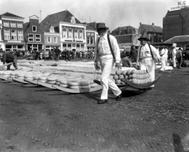 Kaasdragers op kaasmarkt in Alkmaar, Bestanddeelnr 919-0606