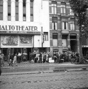 Kaartverkoop en rij wachtend publiek voor het Rialto-theater te Amsterdam, Bestanddeelnr 900-8228