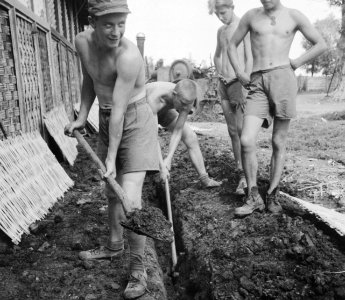 Kademean. Voor de regens loskomen, worden door de soldaten van de buitenpost de , Bestanddeelnr 12470