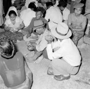 Kaartspel op een Javaans feest in Paramaribo, Bestanddeelnr 252-2598