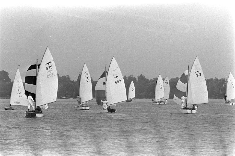 Kaagweek. De regenbogen met spinakkers op de eerste boei De Valkenklasse onderwe, Bestanddeelnr 920-5062