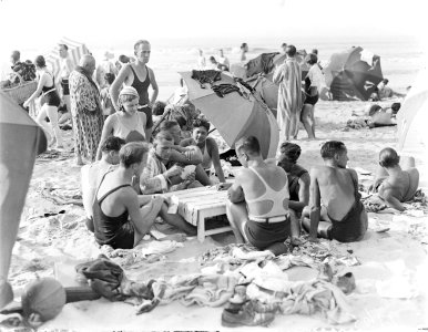 Kaartspelers op het strand, Bestanddeelnr 252-0924