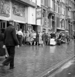 Kaartverkoop en rij wachtend publiek voor het Rialto-theater te Amsterdam, Bestanddeelnr 900-8223