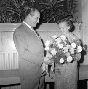 Jubilerende portiers, de heer J. Kilkens (portret) Doelenhotel overhandigt mevro, Bestanddeelnr 917-1591