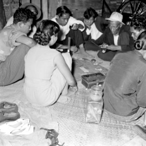 Kaartspel op een Javaans feest in Paramaribo, Bestanddeelnr 252-2597