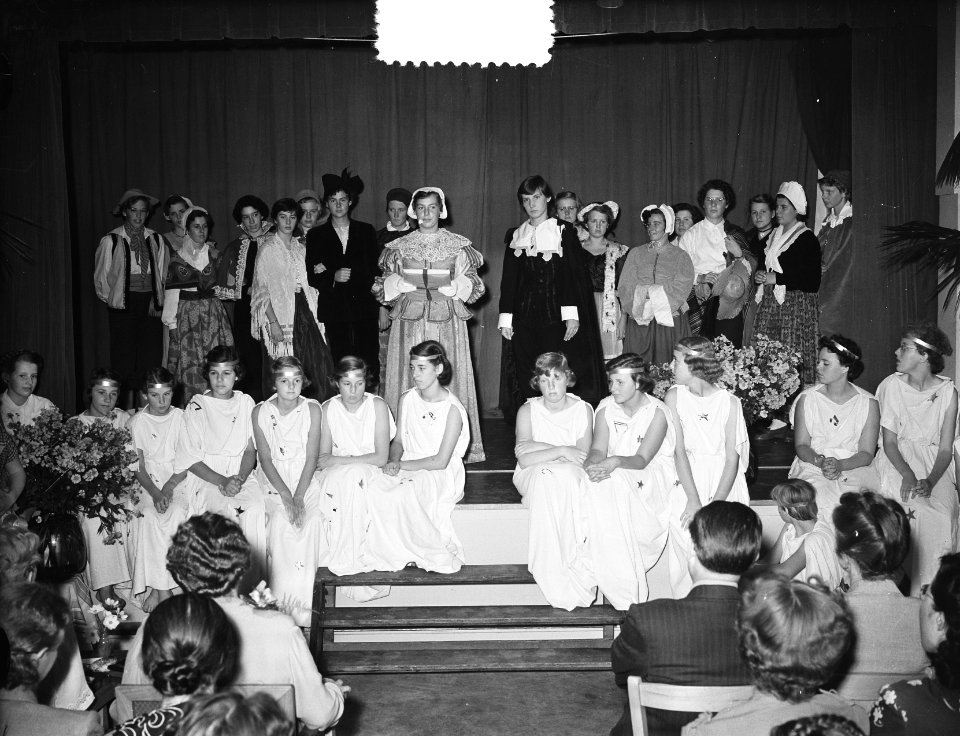 Jubileum 25 jaar mevrouw Kernkamp directrice meisjes Amsterdam Gerrit van der Ve, Bestanddeelnr 904-7600