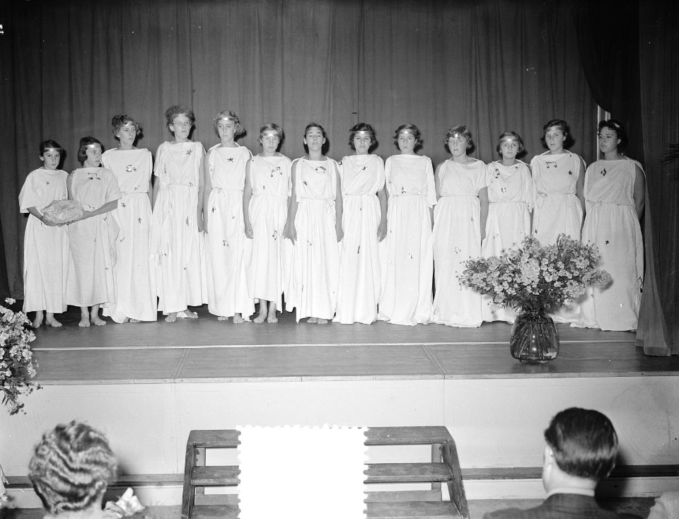 Jubileum 25 jaar mevrouw Kernkamp directrice meisjes Amsterdam Gerrit van der Ve, Bestanddeelnr 904-7599
