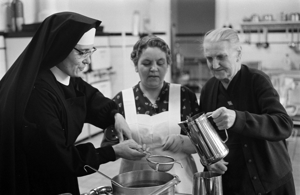 Jubilea in ziekenhuis van de Maria-Stichting te Haarlem, van rechts naar links R, Bestanddeelnr 914-5155