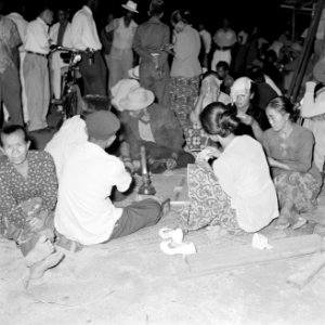 Kaartspel op een Javaans feest in Paramaribo, Bestanddeelnr 252-2599