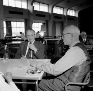 Kaartende mannen in de kantine, Bestanddeelnr 254-5294