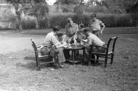 Kaartende militairen van een KNIL eenheid (kadetten), Bestanddeelnr 98-1-6