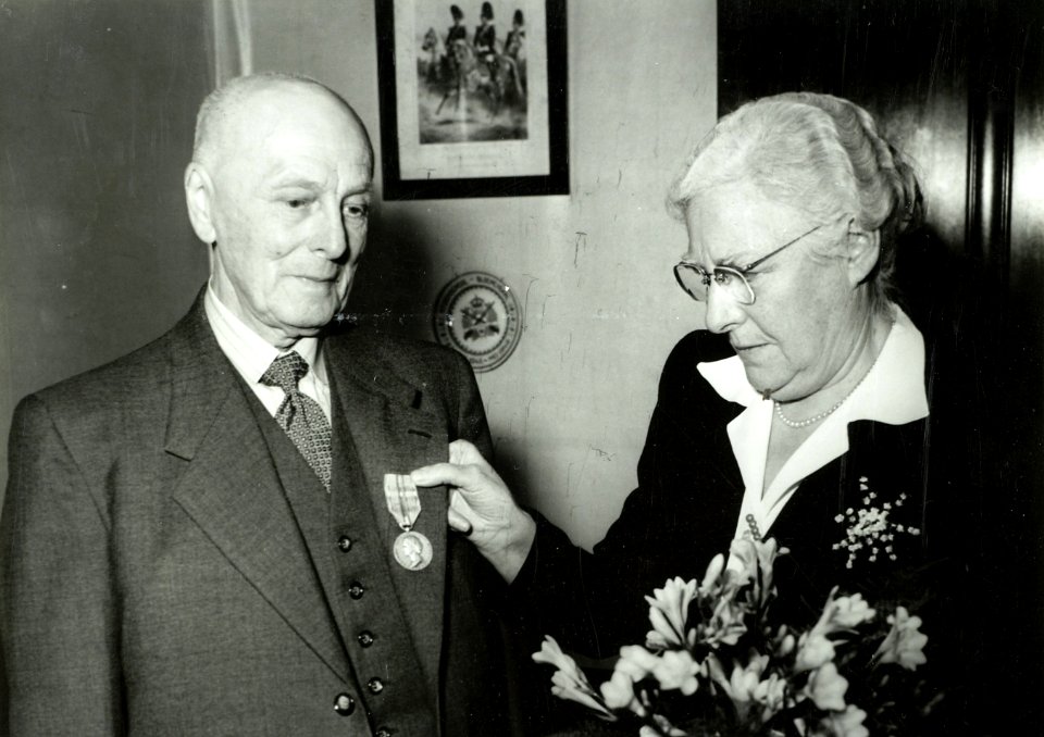 K. Tinholt krijgt namens H.M. de Koningin de zilveren museum penning uitgereikt door wethouder Mr. P.F.Th. Rohling, 22 dec.1952. Foto aangekocht in 1977. NL-HlmNHA 54046140