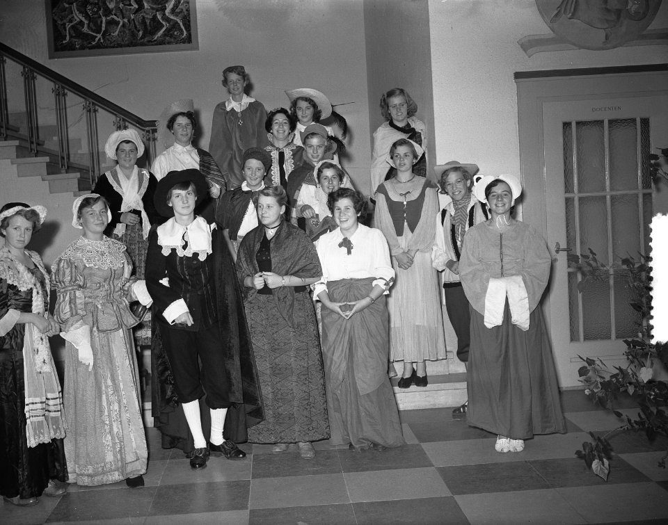 Jubileum 25 jaar mevrouw Kernkamp directrice meisjes Amsterdam Gerrit van der Ve, Bestanddeelnr 904-7592