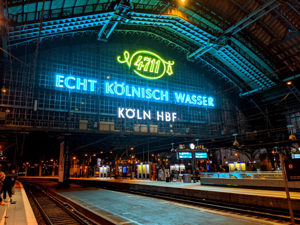 Köln Hauptbahnhof bei Nacht von innen mit Werbung für 4711