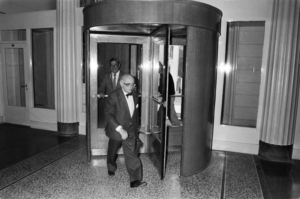 Jr. J. van Son (l) en zijn advocaat mr. F. Duynstee (r op eerste dag proces ABP-, Bestanddeelnr 933-6743