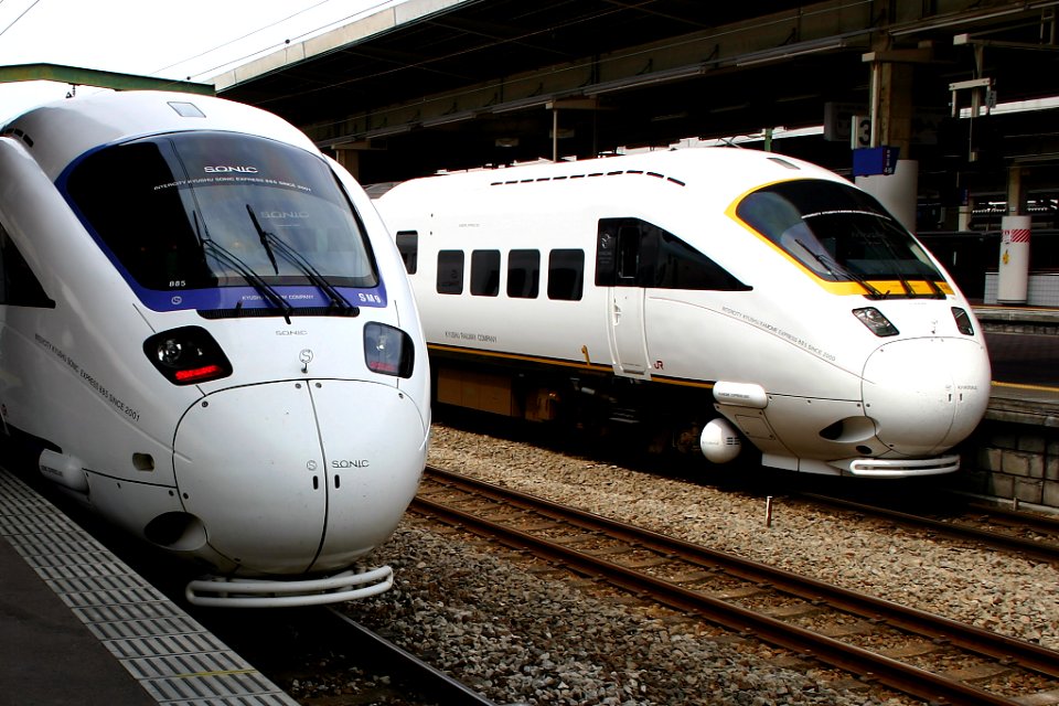 JR Kyushu 885-Kagoshima Main Line-Hakata Station-20040501-135704