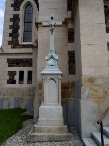 Kříž před kostelem, Vítkov