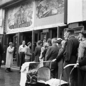 Kaartverkoop en rij wachtend publiek voor het Rialto-theater te Amsterdam, Bestanddeelnr 900-8233