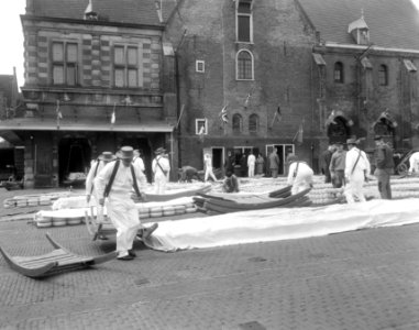 Kaasdragers op kaasmarkt in Alkmaar, Bestanddeelnr 919-0610
