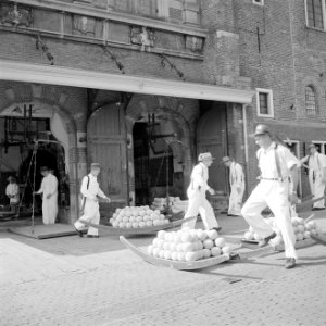 Kaasdragers bij de weegschaal in het waaggebouw, Bestanddeelnr 254-4062