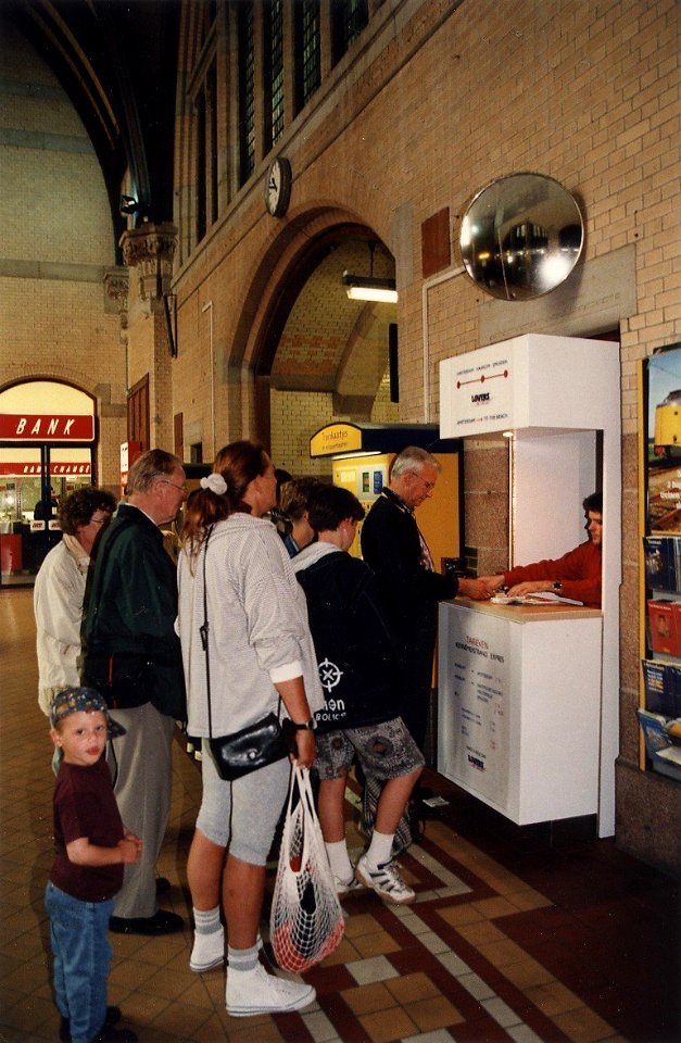 Kaartverkoop voor Loversrail, voor een ritje naar het strand van IJmuiden. Aangekocht in 1997 van United Photos de Boer bv. - Negatiefnummer 43129 kc 37. - Gepubliceerd in het Haarlems Dagblad van 15