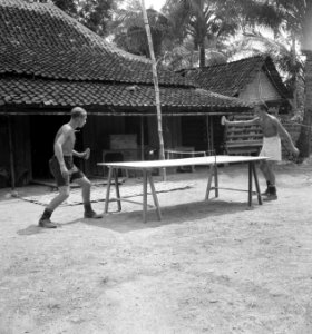 Kademean. Ontspanning op een buitenpost. Fruytier en ten Dam, de ping-pong favor, Bestanddeelnr 12471