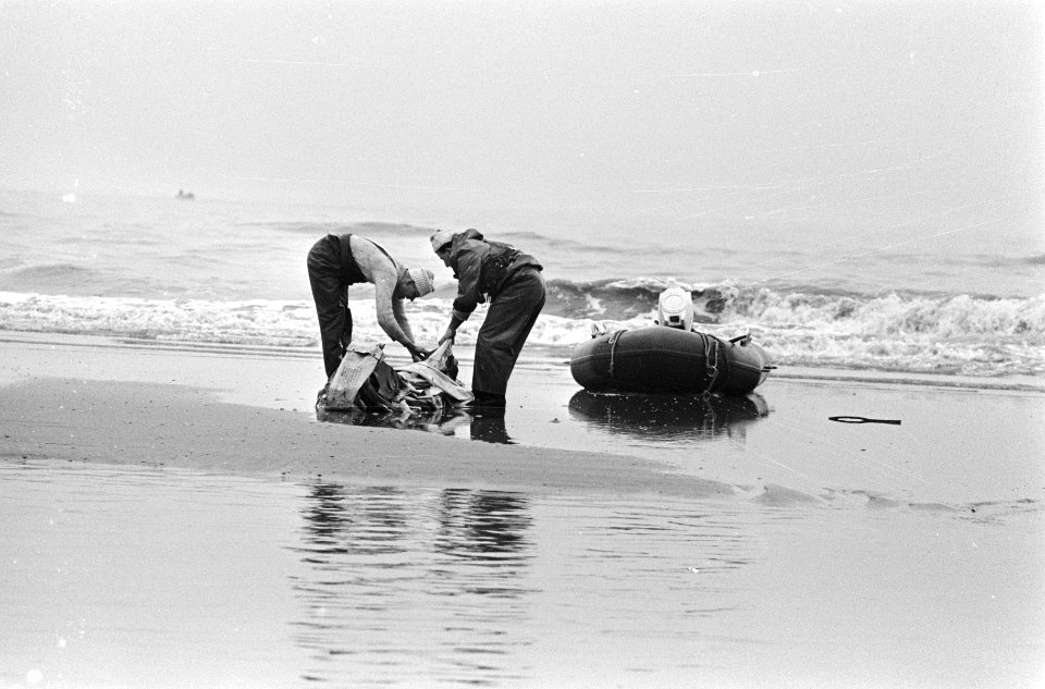 Joy flight 2 doden, twee man van de bergingsdienst hebben bootje uit zee opgevis, Bestanddeelnr 917-3655