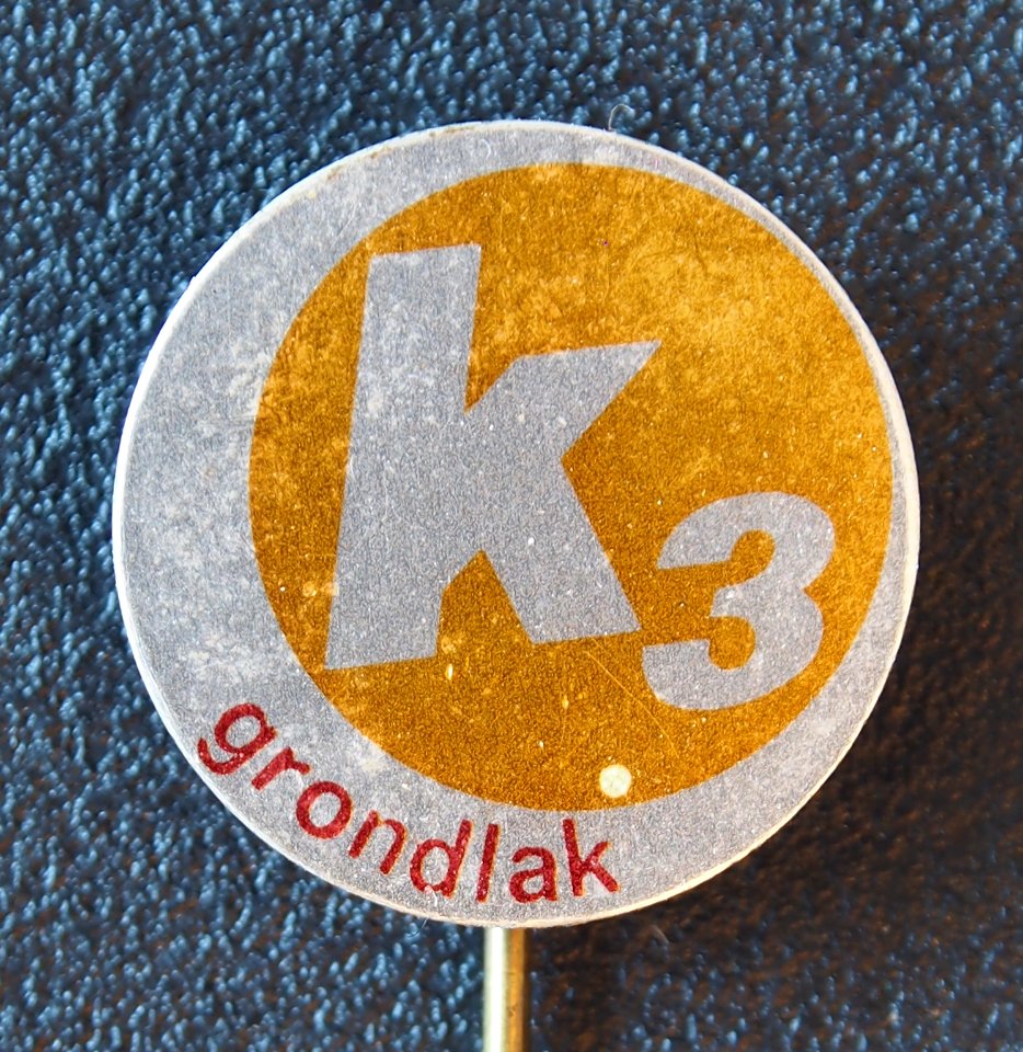 K3 grondlak, geel reclame speldje