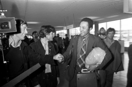 Journalisten en priesters terug uit Chili na de militaire coup op Schiphol, Foec, Bestanddeelnr 926-7179