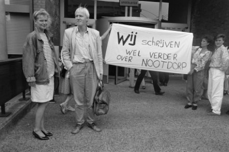 Journalisten Rob v Es, Joke Rienmeijer Delftsche Courant bij Paleis van Justitie, Bestanddeelnr 934-2954