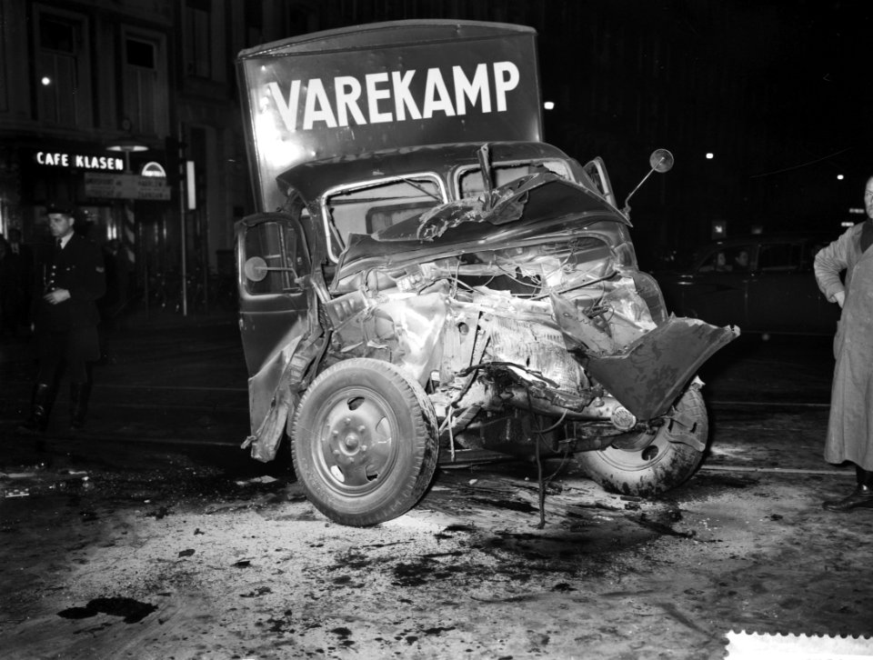 Joy-riding met vrachtwagen, botsing tegen tramplein, Bestanddeelnr 911-1536
