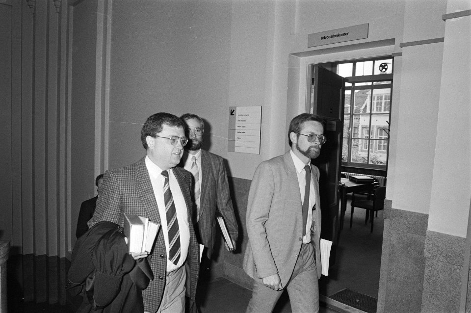 Jr. J. van Son (l) en zijn advocaat mr. F. Duynstee (r op eerste dag proces ABP-, Bestanddeelnr 933-6744