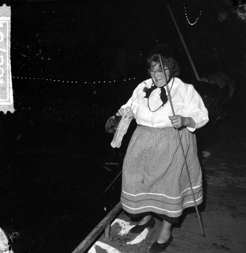 Jordaanfestival visfeest op de Brouwersgracht, de dames in klederdracht aan het , Bestanddeelnr 916-8761