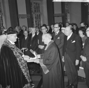 Joost van den Vondelpreis 1964 uitgereikt aan prof Hermann Teuchert, links pro…, Bestanddeelnr 916-4879