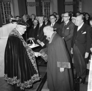 Joost van den Vondelpreis 1964 uitgereikt aan prof Hermann Teuchert, links pro…, Bestanddeelnr 916-4878