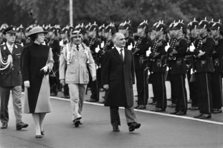 Jordaanse Koning Hoessein en zijn echtgenote arriveerde de vliegbasis Ypenburg v, Bestanddeelnr 933-0991 photo