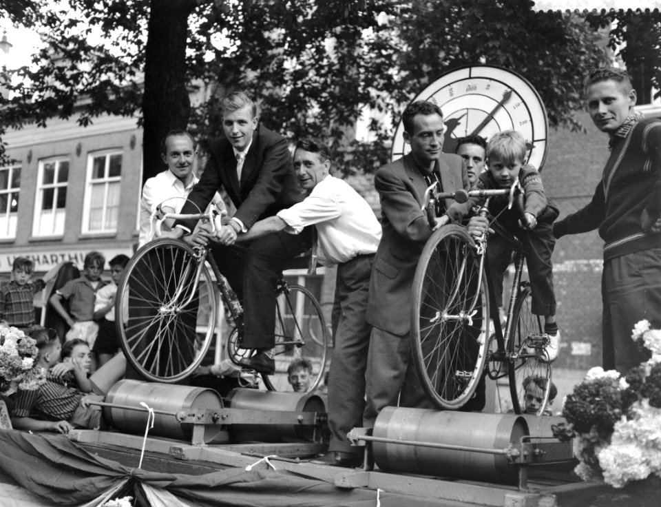 Jordaanjeugdfestival, wielerwedstrijden op home trainers een van de jongens neem, Bestanddeelnr 909-7102