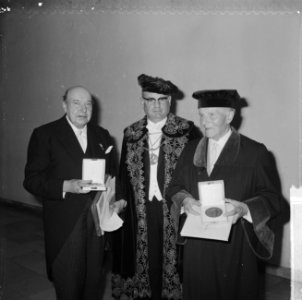 Joost van den Vondelpreis 1963 uitgereikt aan Albert van Dalsum , links Albert …, Bestanddeelnr 916-4873