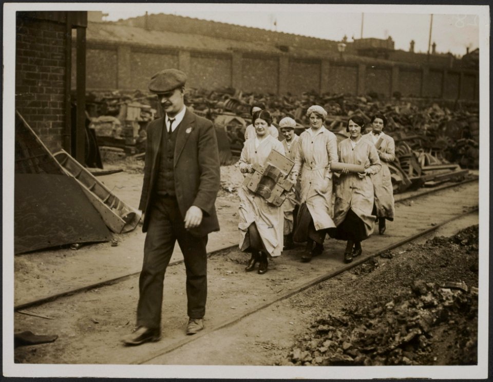 Journalists tour on munition works. Women munition workers, Bestanddeelnr 158-2684