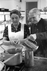 Jubilea in ziekenhuis van de Maria-Stichting te Haarlem, rechts Rika van Hees (, Bestanddeelnr 914-5156