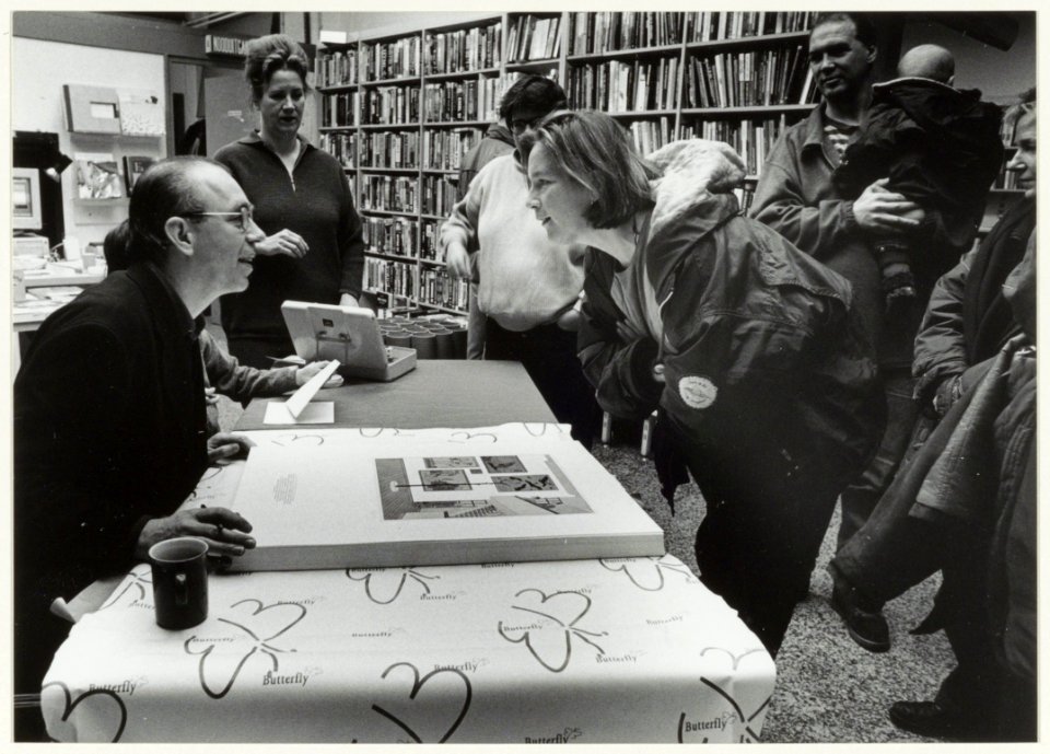Joost Swarte signeert de speciale editie van zijn tekening Museum voor Eigentijdse Kunst bij de Atheneum boekhandel. Gedempte Oude Gracht 70, NL-HlmNHA 54037036