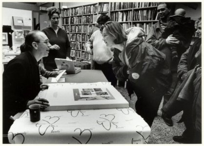 Joost Swarte signeert de speciale editie van zijn tekening Museum voor Eigentijdse Kunst bij de Atheneum boekhandel. Gedempte Oude Gracht 70, NL-HlmNHA 54037036