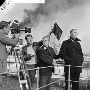 Joris Ivens (midden) en beeldhouwer Carel Kneulman (rechts), Bestanddeelnr 918-3065