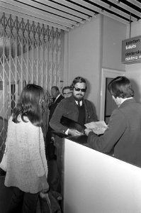 Journalist Jan van der Putten bij aankomst op Schiphol uit Chili, Bestanddeelnr 926-7014
