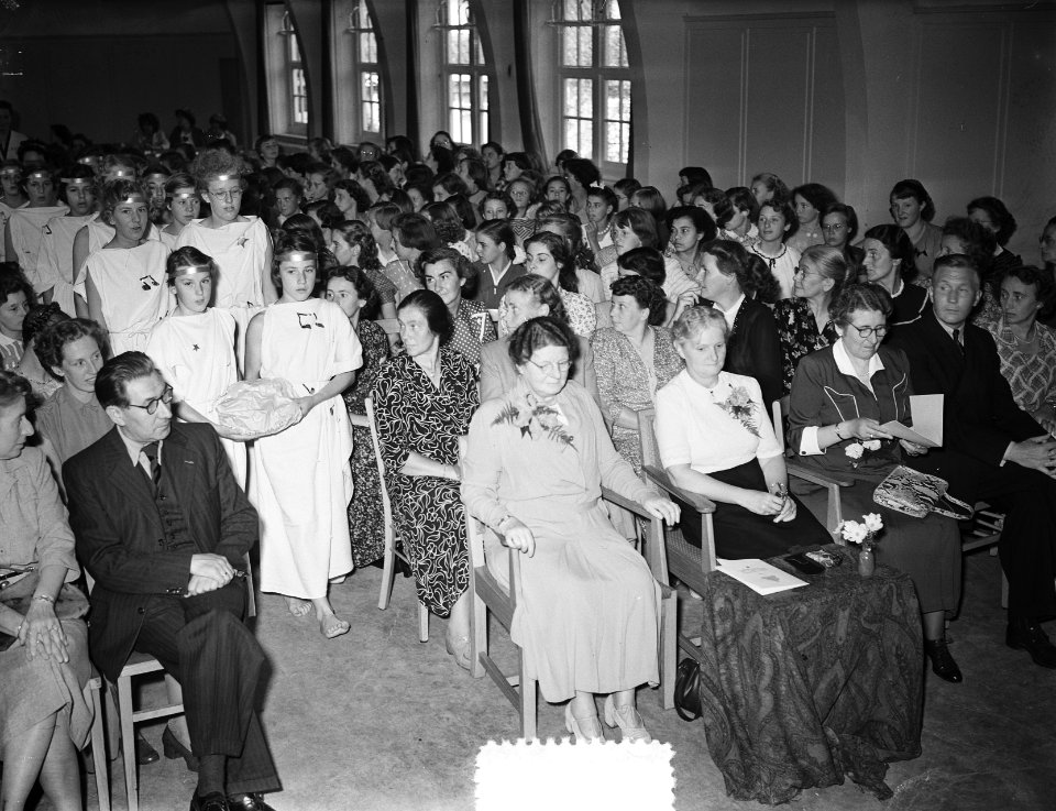 Jubileum 25 jaar mevrouw Kernkamp directrice meisjes Amsterdam Gerrit van der Ve, Bestanddeelnr 904-7595