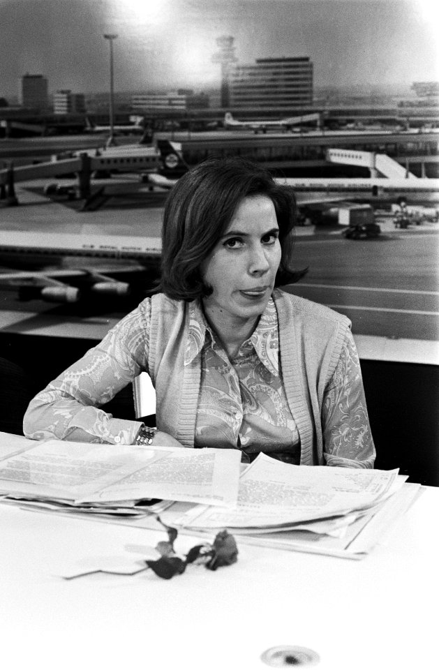 Journaliste Beate Klarsfeld (West-Duitsland) op Schiphol met beschuldigingen teg, Bestanddeelnr 923-4128