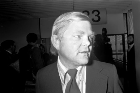 Journalisten en priesters terug uit Chili na de militaire coup op Schiphol, numm, Bestanddeelnr 926-7182