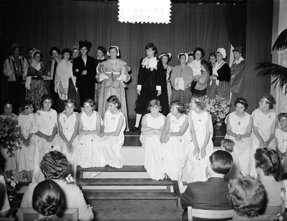 Jubileum 25 jaar mevrouw Kernkamp directrice meisjes Amsterdam Gerrit van der Ve, Bestanddeelnr 904-7597